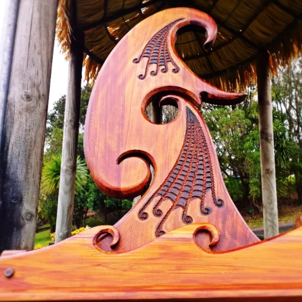 Rimu sculpture "Te wharenga"
