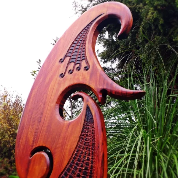 Rimu sculpture "Te wharenga" - Image 2