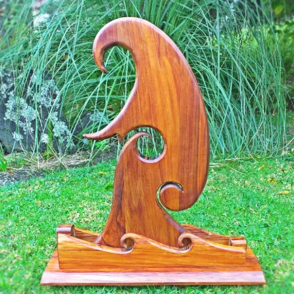 Rimu sculpture "Te wharenga" - Image 4