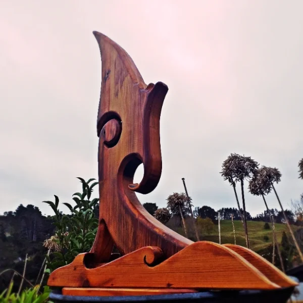 Kauri sculpture "Te rakau iti" - Image 3