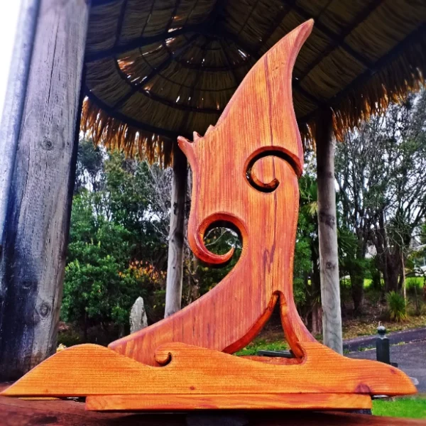 Kauri sculpture "Te rakau iti"