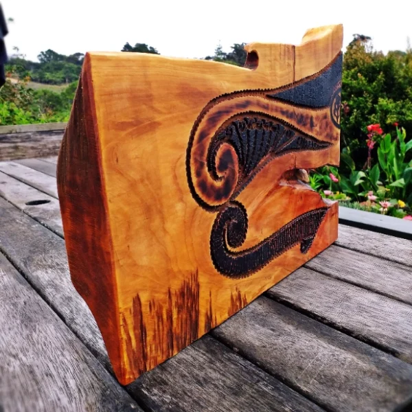 Carved Totara serving block - Image 6