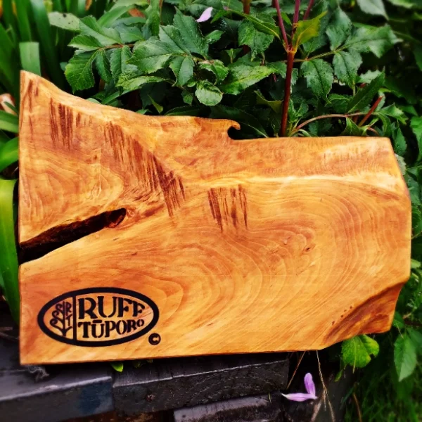 Carved Totara serving block - Image 8