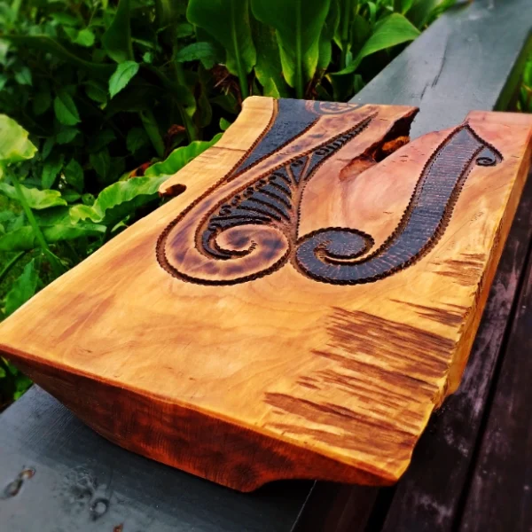 Carved Totara serving block - Image 5