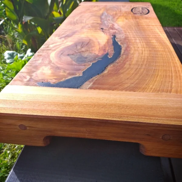 Large rustic Totara serving block - Image 9