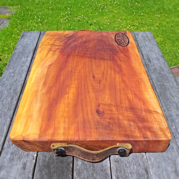Large rustic Totara chopping block - Image 3