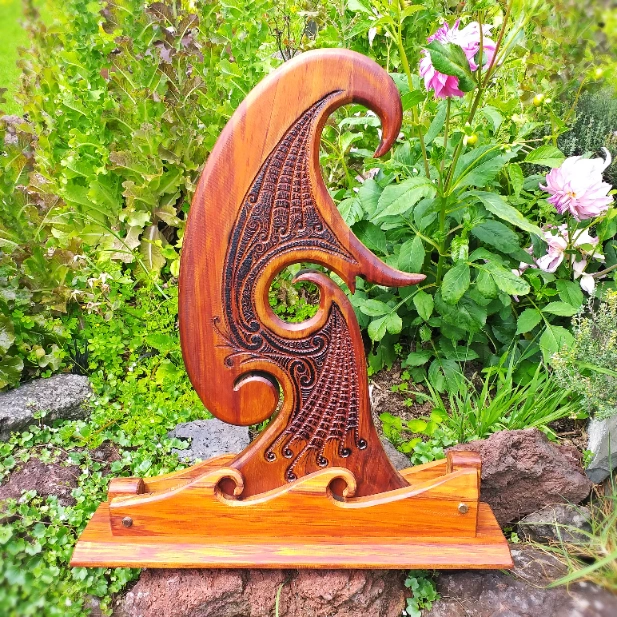 Rimu sculpture "Te wharenga" (the curling, breaking wave) - Image 4