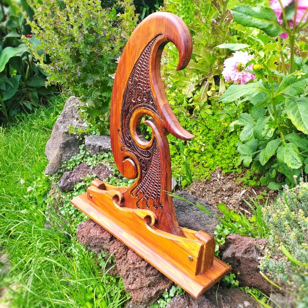 Rimu sculpture "Te wharenga" (the curling, breaking wave) - Image 10