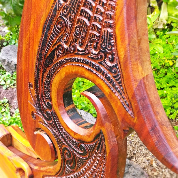 Rimu sculpture "Te wharenga" (the curling, breaking wave) - Image 8