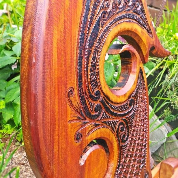Rimu sculpture "Te wharenga" (the curling, breaking wave) - Image 9