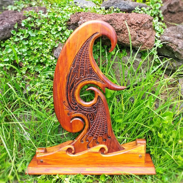 Rimu sculpture "Te wharenga" (the curling, breaking wave) - Image 11