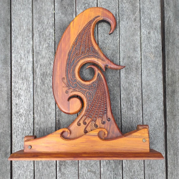 Rimu sculpture "Te wharenga" (the curling, breaking wave) - Image 5