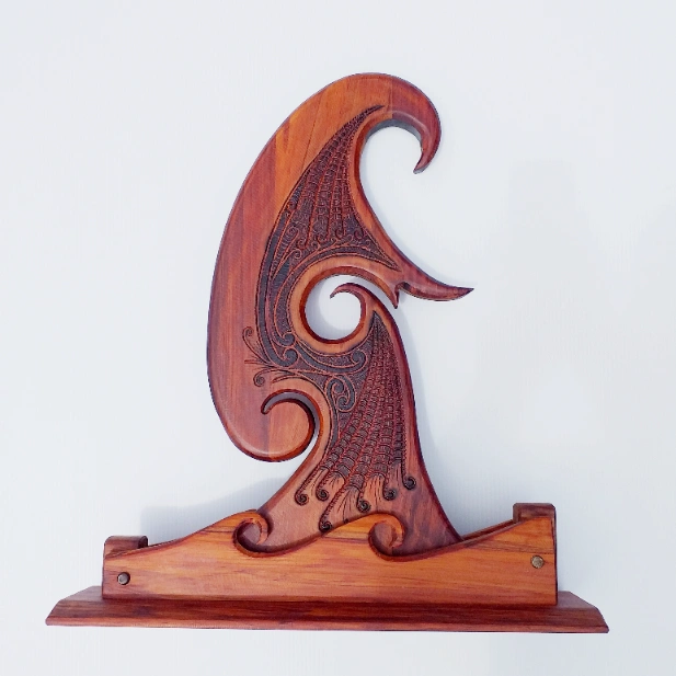 Rimu sculpture "Te wharenga" (the curling, breaking wave) - Image 2