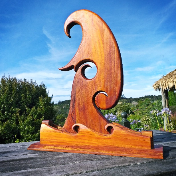 Rimu sculpture "Te wharenga" (the curling, breaking wave) - Image 13