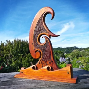 Rimu sculpture "Te wharenga" (the curling, breaking wave)